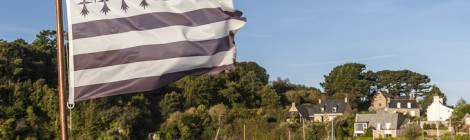 ...Le drapeau breton, le Gwenn ha Du flotte au dessus de l’Ile de Bréhat....