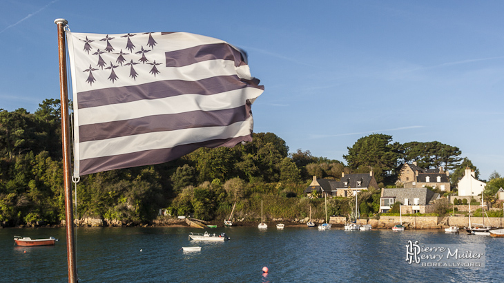 Le Gwenn ha Du, drapeau breton, battu par le vent sur l'Ile de Bréhat