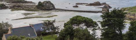 ...Vue en hauteur du bassin et du moulin à marée du Birlot ainsi que le paysage environnant de l’Ile de Bréhat....