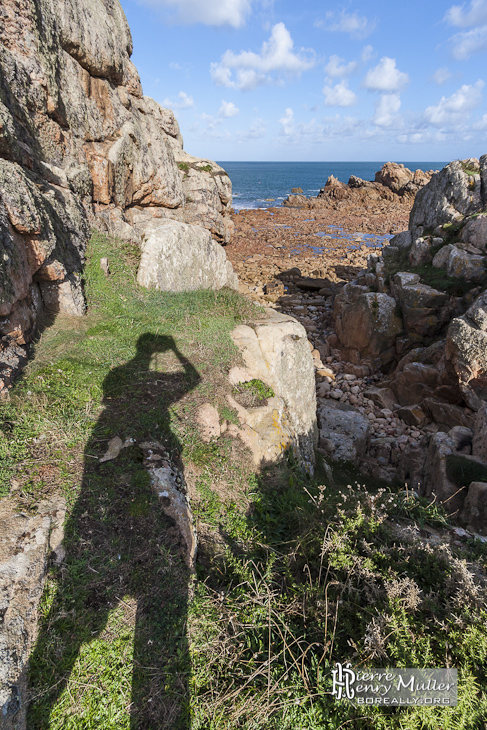 Ombre du photographe prenant la côte sauvage de l'Ile de Bréhat