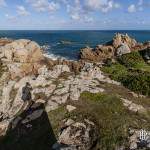 Paysage de la côte sauvage de l'Ile de Bréhat avec ombre du photographe