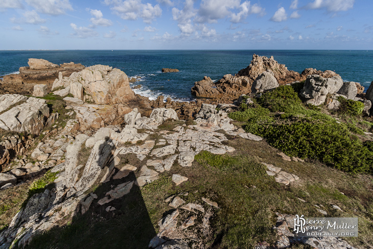 Paysage de la côte sauvage de l'Ile de Bréhat avec ombre du photographe