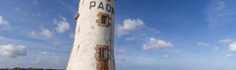 ...Le phare du Paon sur son paysage de ciel bleu....
