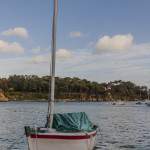 Petit voilier en bois au mouillage dans la baie du port de l'Ile de Bréhat
