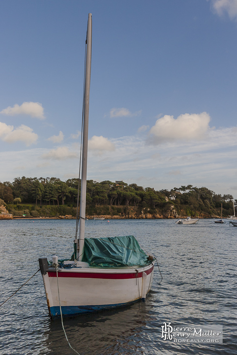 Petit voilier en bois au mouillage dans la baie du port de l'Ile de Bréhat