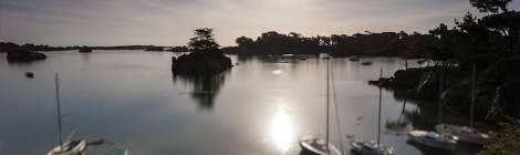 ...Par une nuit de pleine lune, la mer et le ciel apparaissent bleutés, les ombres des petits ilots découpent le paysage et les bateaux ondulent sous l’effet de la marée....