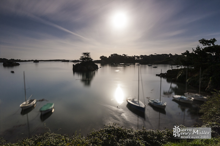 Pleine lune au dessus de la mer à l'Ile de Bréhat