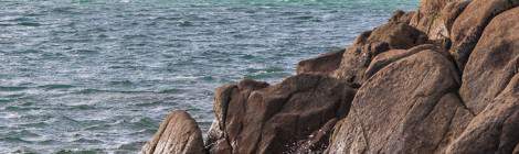 ...La mer bleue autour de l’Ile de Bréhat est parsemée de nombreux récifs et rochers....