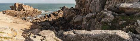 ...Sur la côte sauvage de l’Ile de Bréhat, suite de rochers découpant la mer....
