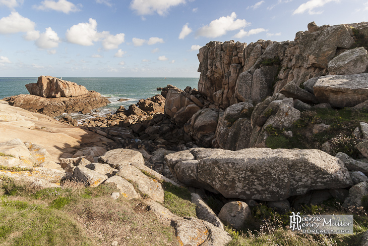 Suite de rochers sur la côte sauvage de l'Ile de Bréhat