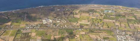 ...L’aéroport Saint-Pierre Pierrefonds se situe en bordure de littoral entouré par des champs de canne à sucre....