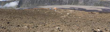 ...A proximit&eacute; du crat&egrave;re du Bory, une base d&rsquo;&eacute;quipements sismologiques. Lors de l&rsquo;&eacute;ruption du si&egrave;cle en 2007, beaucoup de ces instruments &agrave; proximit&eacute; du crat&egrave;re du Dolomieu sont partis dans l&rsquo;effondrement....
