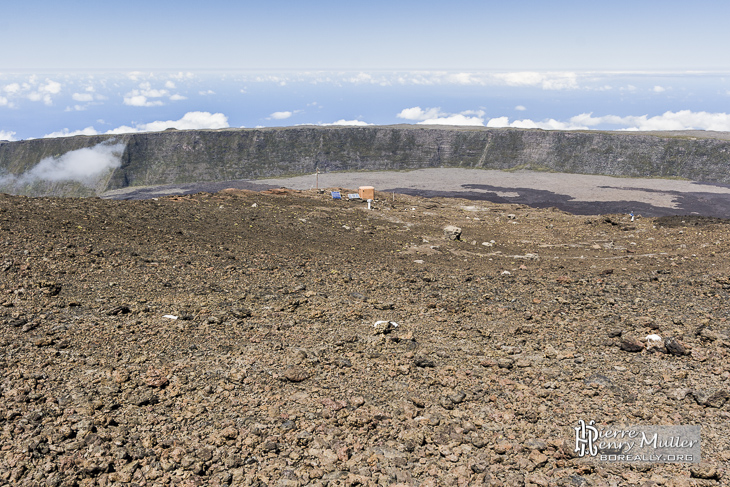 Base d'équipements sismologiques au sommet du Piton de la Fournaise