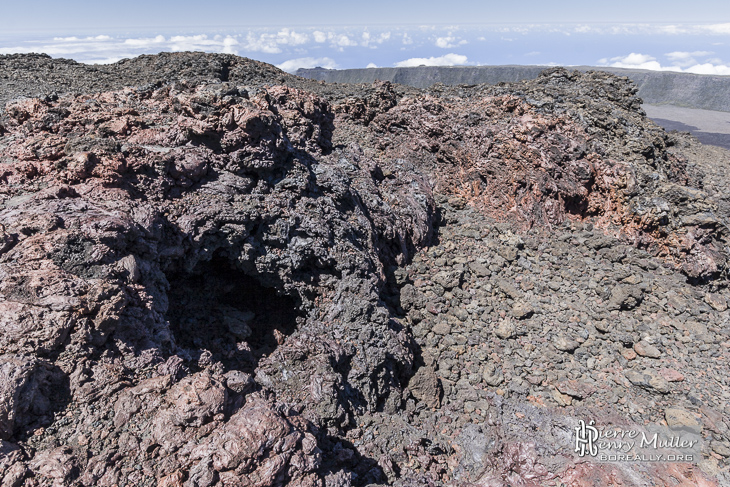 Bouche volcanique à proximité du sommet du Piton de la Fournaise