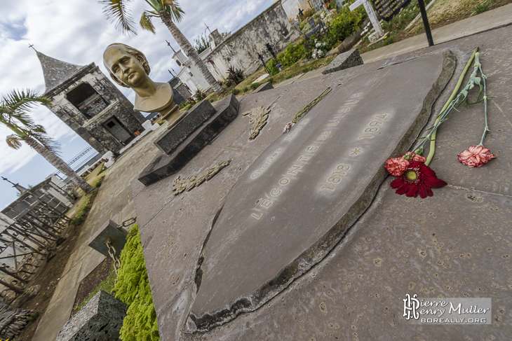 Buste et tombe de Leconte de Lisle à la Réunion