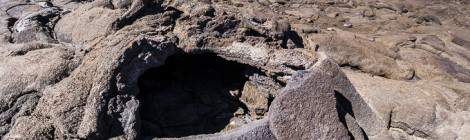 ...Cavit&eacute; de roche volcanique form&eacute; par une bulle de lave...