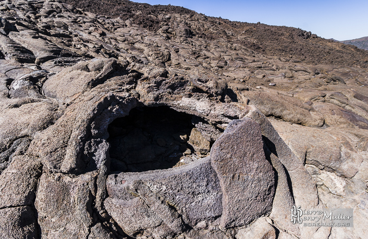 Cavité de roche volcanique formé par une bulle de lave