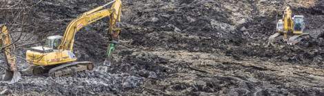 ...Les engins de chantiers creusent la lave pour la réouverture de la RN2 à l’est de la Réunion après les coulées de lave de 2007 à proximité du Tremblet....