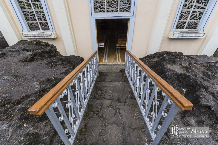 Chemin d'accès de l'Eglise de Notre-Dame-des-Laves creusé dans la roche