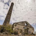 Cheminée et usine en friche industrielle à la Réunion