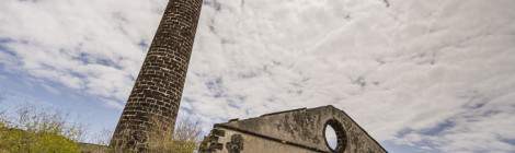 ...Friche industrielle avec ses anciens bâtiments d’usine et sa cheminée sur l’île de la Réunion....