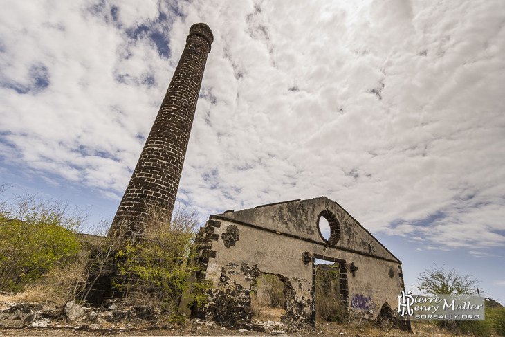 Cheminée et usine en friche industrielle à la Réunion