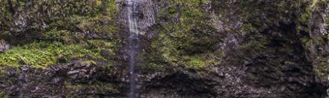 ...La chute de Bras Patience au barrage de Takamaka à la Réunion pendant la saison sèche. Le trou d’eau et la roche creusée donne une idée de la force pendant la période cyclonique....