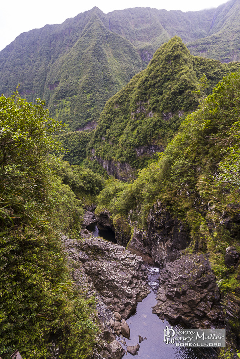 Contre bas de la chute de Bras Patience à Takamaka