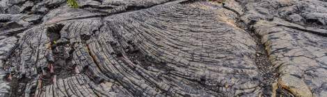 ...Coulée de lave pahoehoe à la Réunion à l’Est du Piton de la Fournaise...