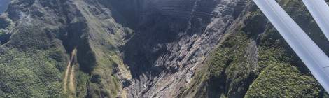 ...Glissement de terrain et effondrement d’une paroi rocheuse abrupte dans la Plaine des Remparts à la Réunion....