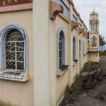 Eglise de Notre-Dame-des-Laves entourré de roche volcanique