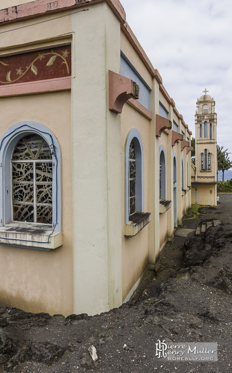 Eglise de Notre-Dame-des-Laves entourré de roche volcanique