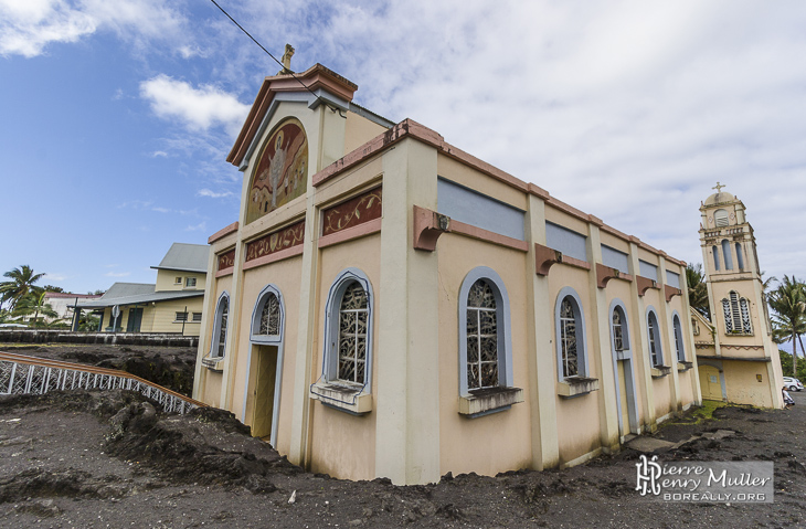 Eglise Notre-Dame-des-Laves à Sainte-Rose entourée par la lave de 1977