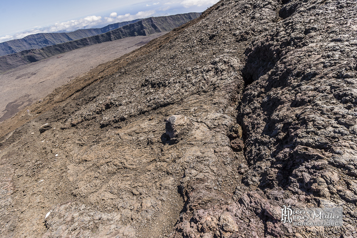 Faille et coulée de lave sur les pentes du Piton de la Fournaise