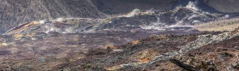 ...Sept mois après l’éruption du Piton de la Fournaise et les coulées de lave qui ont suivis, la lave n’a pas complètement refroidie, il peut s’agir aussi de rivière de lave souterraine encore en activité....