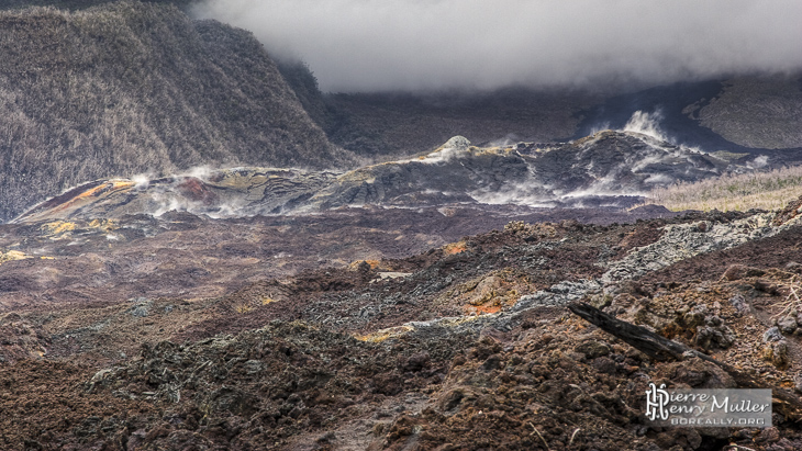 Fumerolles sur la coulée de lave d'avril 2007 à la Réunion