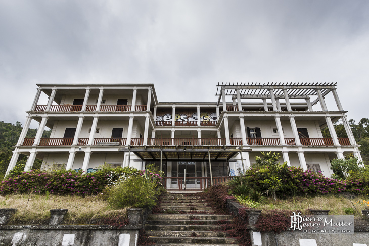 Hôtel en friche au cirque de Cilaos à la Réunion