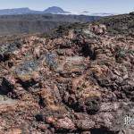 Lave visqueuse rougeâtre sur les pentes du Piton de la Fournaise