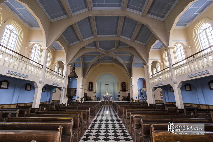 Notre Dame des Neiges vue de l'intérieur dans le cirque Cilaos