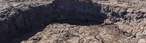 ...Petit crat&egrave;re de lave au pied du Piton de la Fournaise...