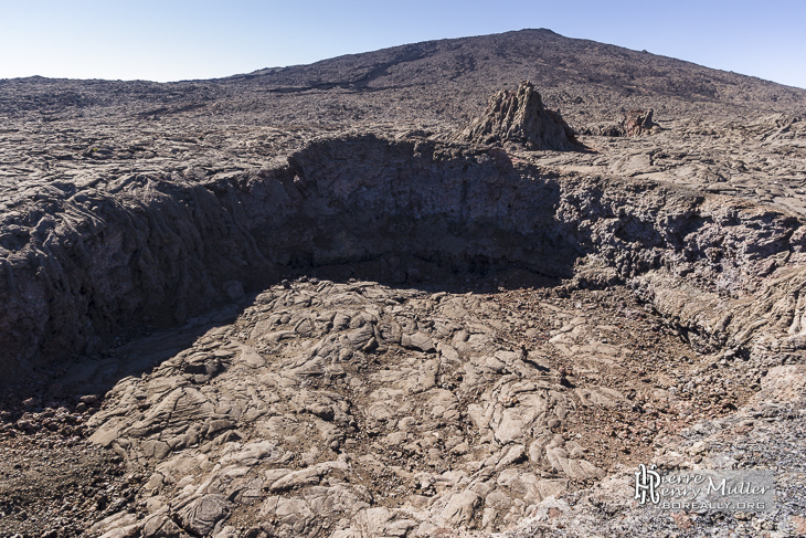 Petit cratère de lave au pied du Piton de la Fournaise