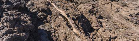 ...Petit ruisseau de lave sur les pentes du Piton de la Fournaise...
