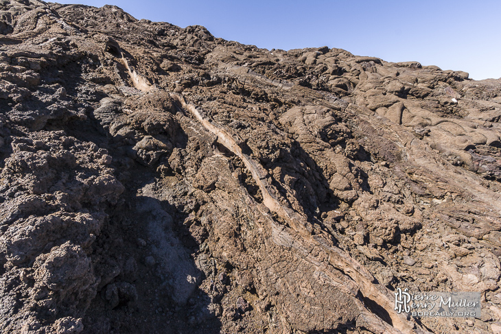 Petit ruisseau de lave sur les pentes du Piton de la Fournaise