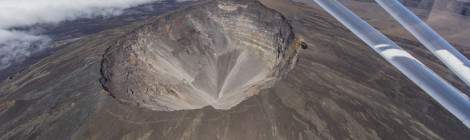 ...Vue sur l’effondrement récent du cratère du Dolomieu au Piton de la Fournaise en 2007 vue depuis le ciel....