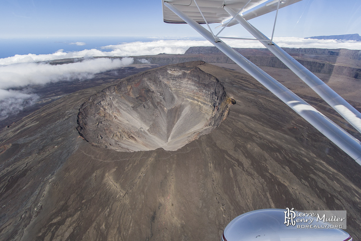 Piton de la Fournaise et cratère Dolomieu effondré en 2007