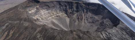 ...On distingue le chemin de randonn&eacute;e qui jadis tournait autour du crat&egrave;re Dolomieu, les nombreuses failles sur la pente t&eacute;moignent de l&rsquo;instabilit&eacute; du Piton de la Fournaise....