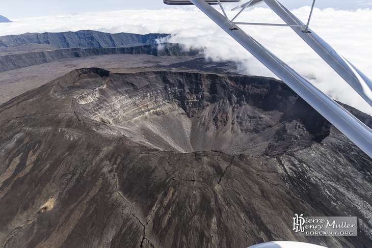 Piton de la Fournaise et cratère Dolomieu vue du ciel