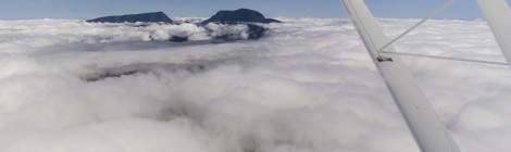 ...Piton des Neiges au dessus des nuages à la Réunion...