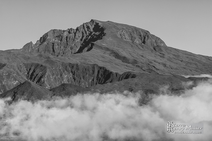 Piton des Neiges en TTHDR Noir et Blanc à la Réunion