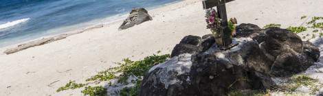 ...La plage de Grand Anse à la Réunion est une plage sans barrière de corail. De ce fait les courants assez violents et les attaques de requins sont assez fréquentes. Les proches improvisent des sépultures sur les rochers de la plages en mémoire de leurs nageurs et surfeurs disparus en mer....